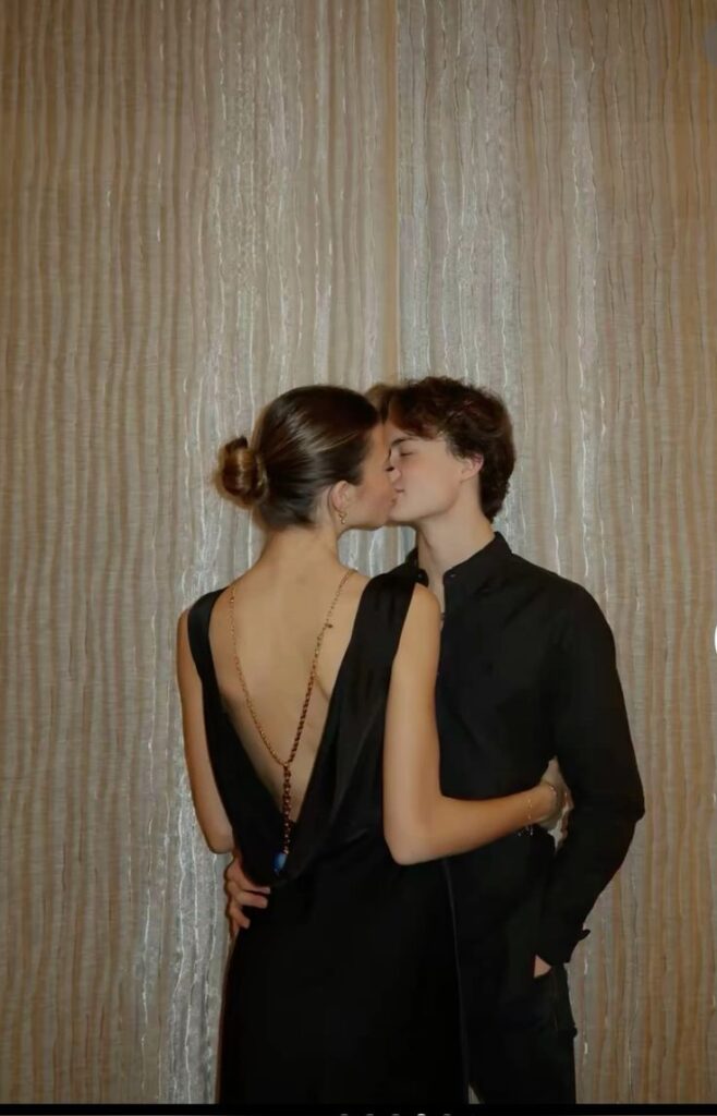 Tạo dáng chụp ảnh couple giấu mặt khi selfie cùng nhau