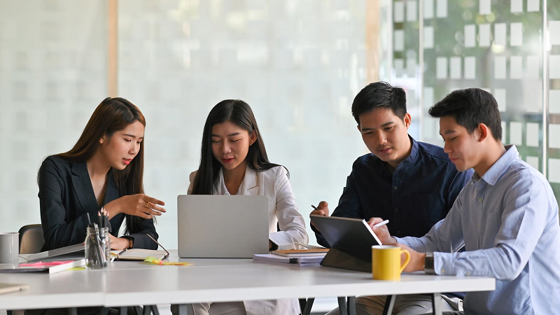 Sự khác biệt giữa cộng sự và trợ lý