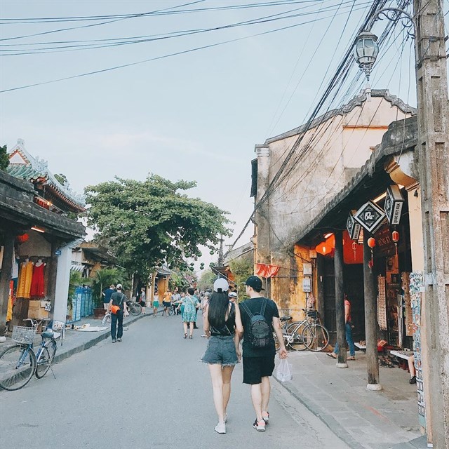 Tạo dáng chụp hình cho cặp đôi yêu xa đẹp