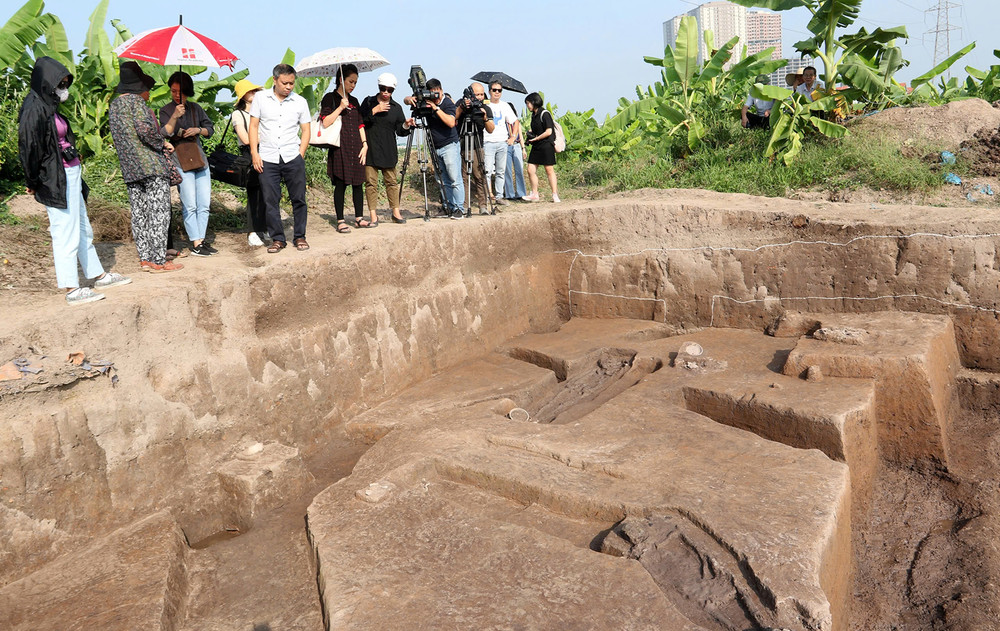 Hiện vật chân gốm.