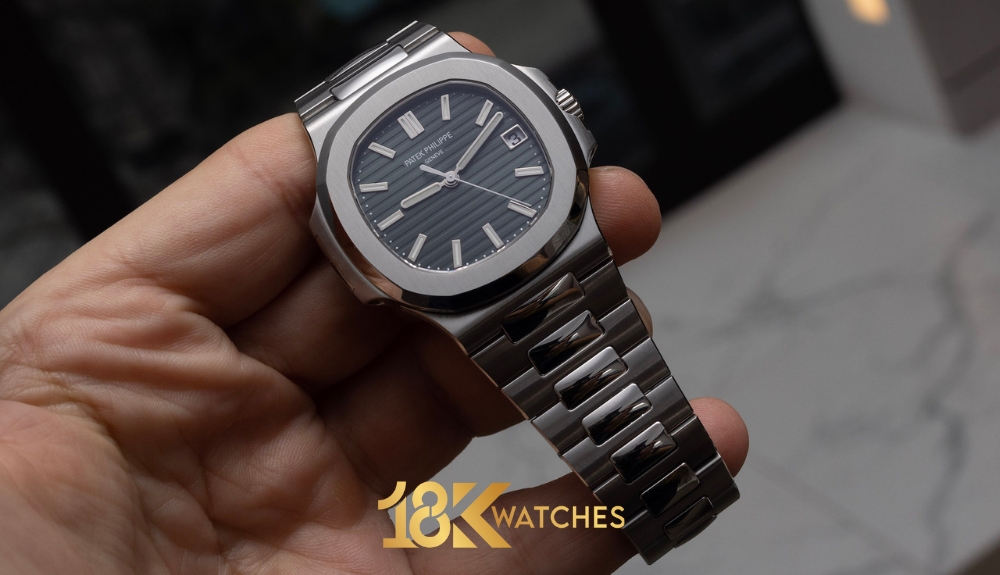Một trong những cách nhận biết đồng hồ Patek Philippe chính hãng dễ nhất là cảm giác cầm