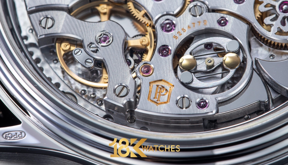 Hình ảnh con dấu PP kép đặt trong khung dạng khiên trên đồng hồ Patek Philippe chính hãng