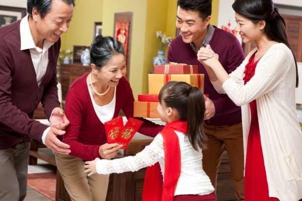 Người xông đất là người trong nhà