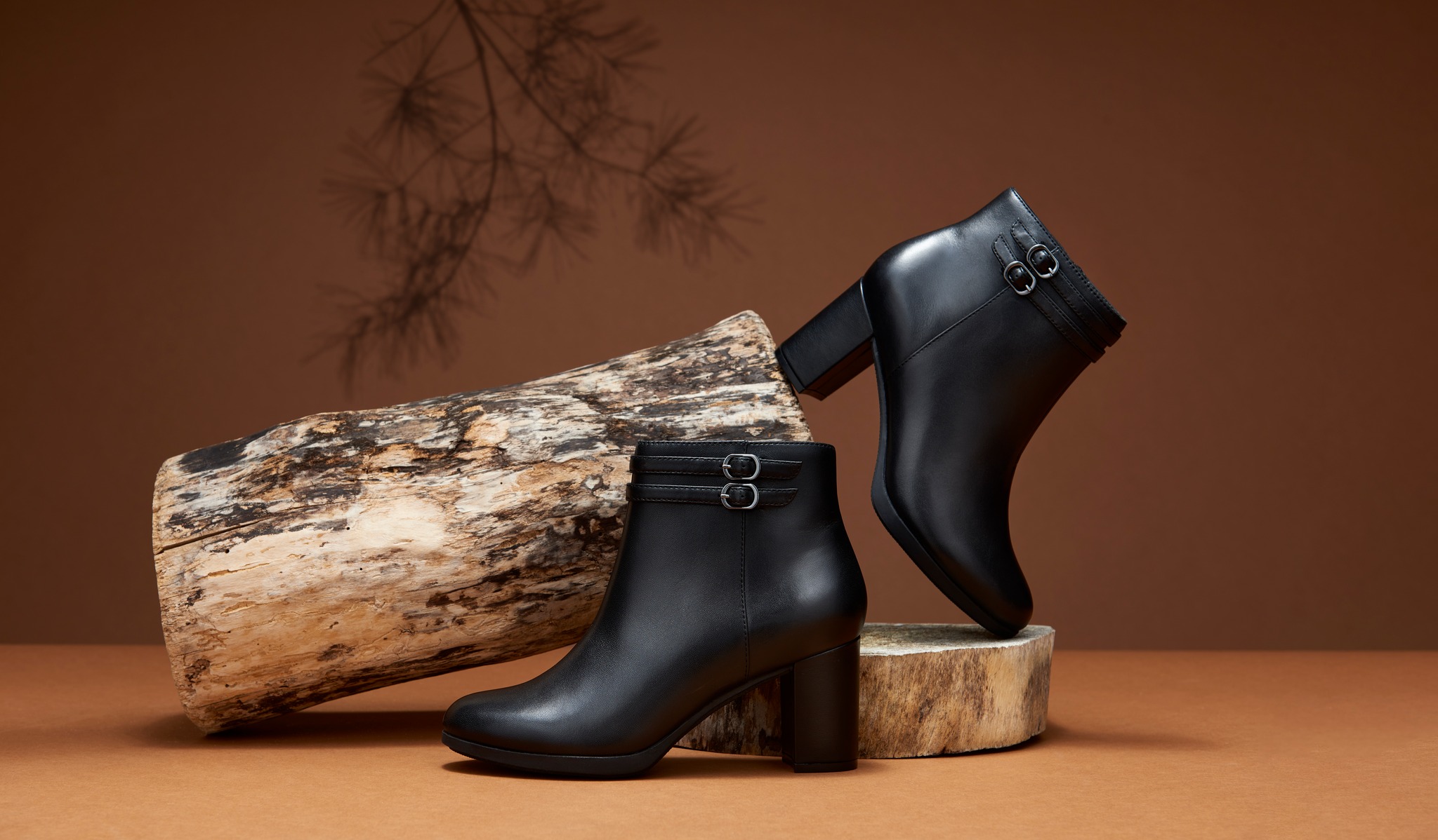 Giày boot nữ hàng hiệu Clarks là sự pha trộn giữa nét cổ điển và hiện đại. 