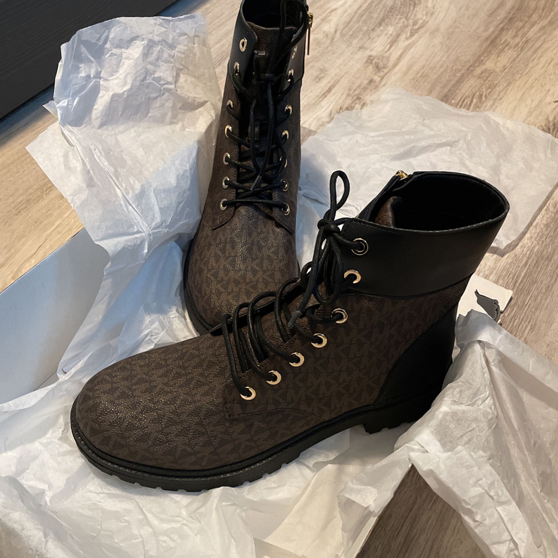 Giày boot nữ Pedro sở hữu thiết kế basic, hiện đại, trẻ trung.
