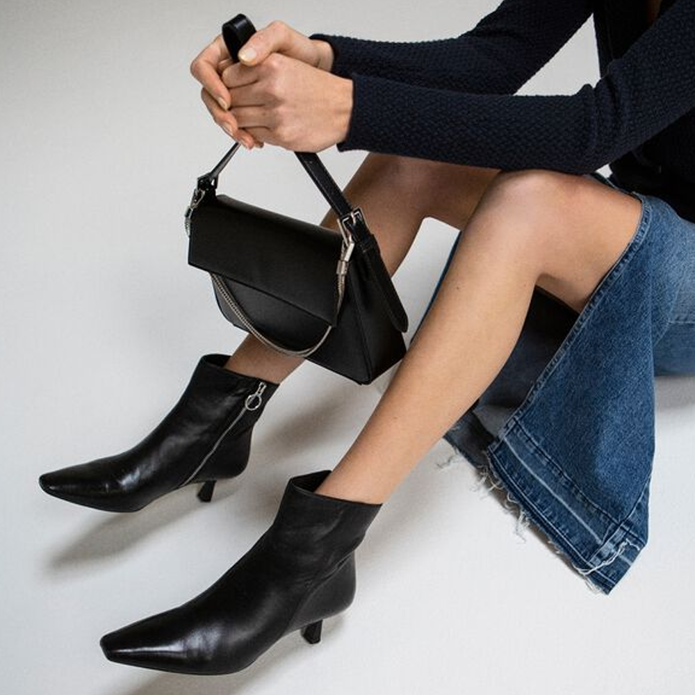 Giày boot nữ Cole Haan được đánh giá cao cả về thiết kế và chất liệu.