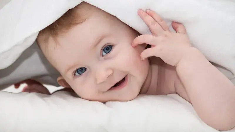 Hình ảnh em bé trai kháu khỉnh với nụ cười tươi như hoa luôn đem lại cảm giác yêu đời cho bất kỳ ai