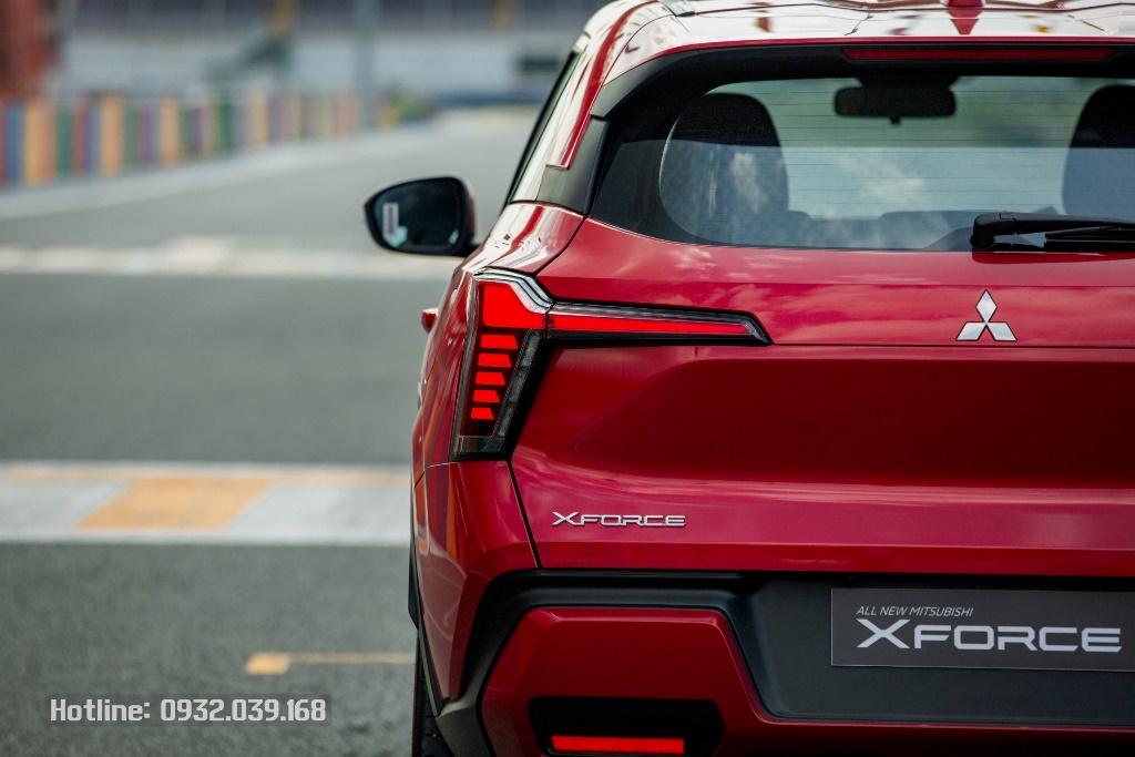 Mitsubishi Xforce Exceed màu đỏ, giá bán kèm khuyến mãi