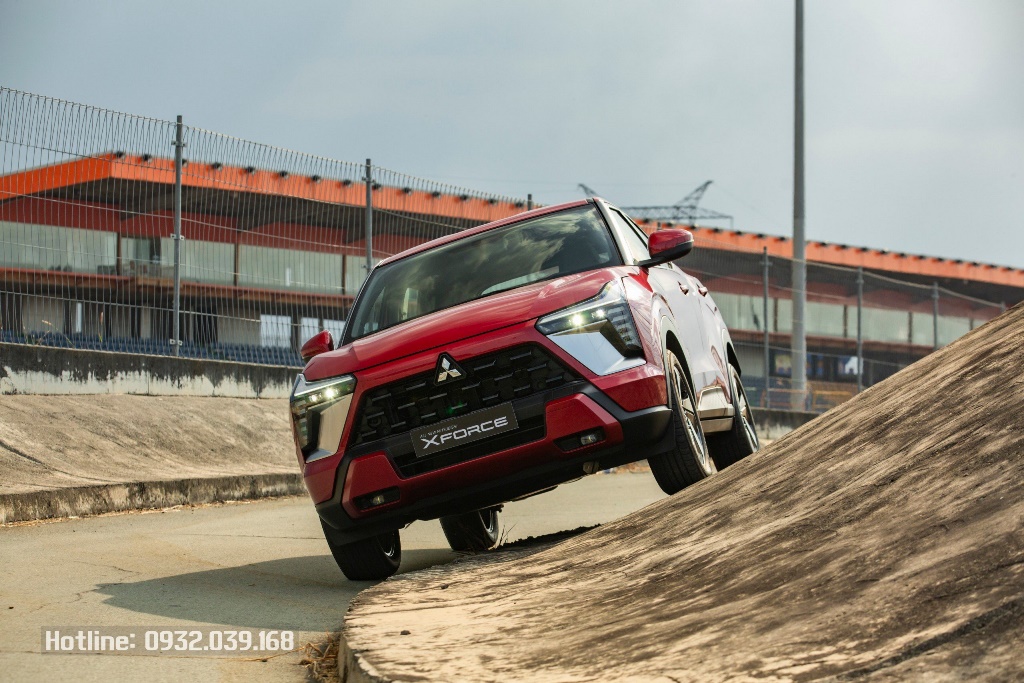 Mitsubishi Xforce Exceed màu đỏ, giá bán kèm khuyến mãi