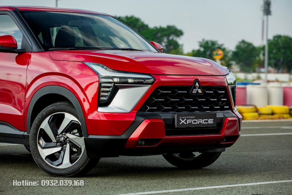 Mitsubishi Xforce Exceed màu đỏ, giá bán kèm khuyến mãi