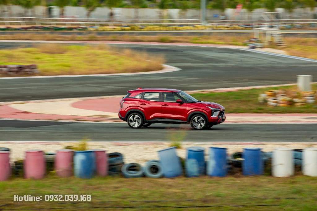 Mitsubishi Xforce Exceed màu đỏ, giá bán kèm khuyến mãi