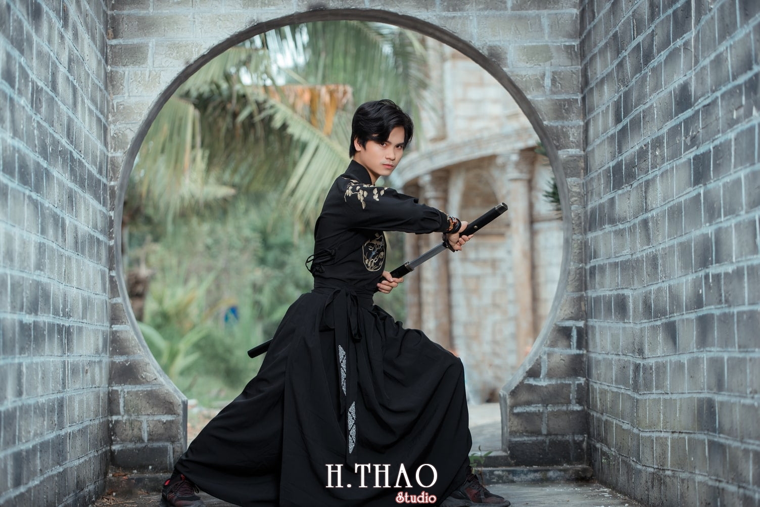 Anh co trang nam 12 - 35 cách tạo dáng chụp ảnh nam ngầu chất ngất - HThao Studio