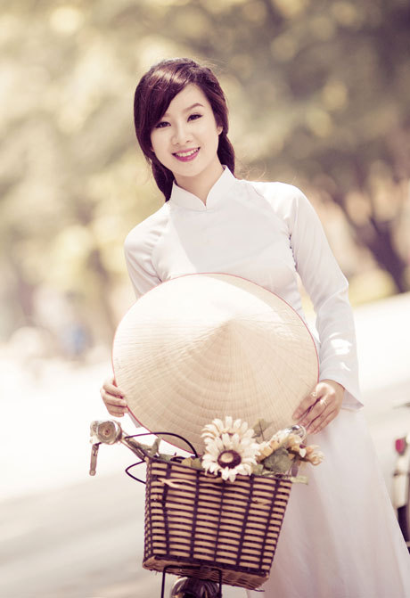 thieu-nu-xu-thanh-khoe-ve-yeu-kieu-voi-ta-ao-dai-dan-toc-13777608270302328