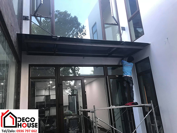 Lan can ban công kính màu xanh đen tay vịn inox