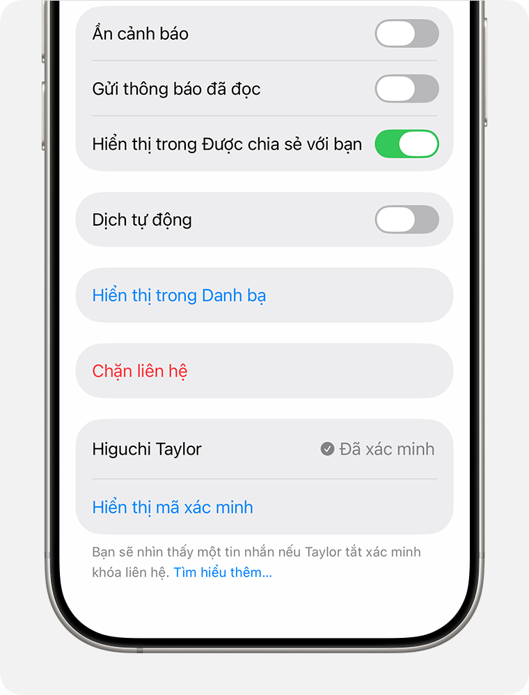 Màn hình Chi tiết cuộc trò chuyện iMessage hiển thị một liên hệ đã được xác minh với dòng chữ "Đã xác minh" bên cạnh tên và một nút để kiểm tra Mã xác minh công khai của họ.