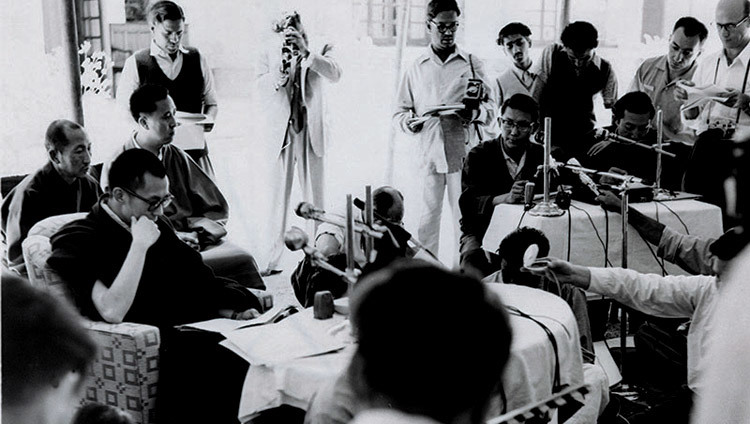 Cuộc họp báo đầu tiên của Thánh Đức Đạt Lai Lạt Ma ở Ấn Độ, ở Mussoorie năm 1959, đã bác bỏ Thỏa ước 17 điểm đã được ký kết dưới quyền cưỡng ép ở Bắc Kinh vào ngày 23 tháng 5 năm 1951