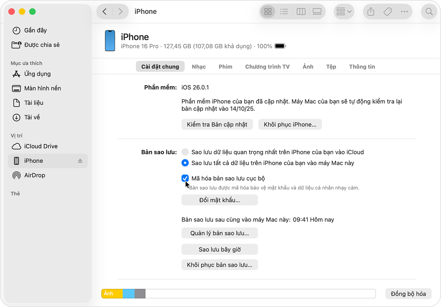 Cửa sổ Finder hiển thị "Mã hóa bản sao lưu cục bộ" được chọn trong phần Sao lưu.