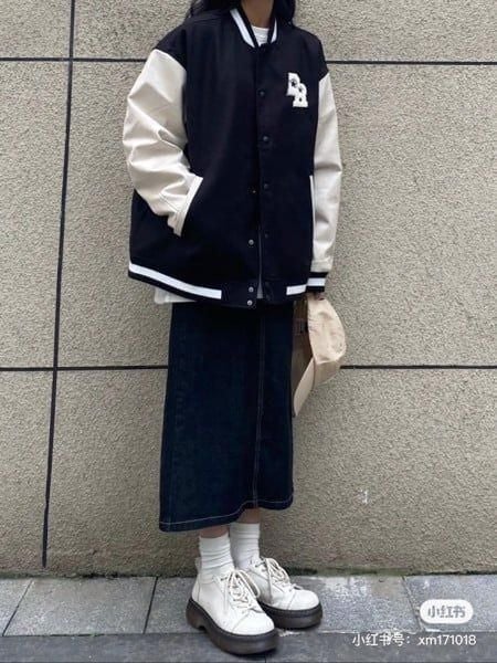 Outfit đi Tà Xùa - Áo khoác bomber đi cùng đầm suông và sneaker cổ thấp