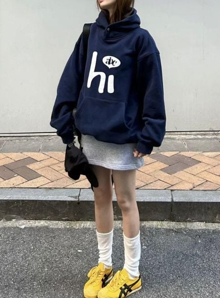 Outfit đi Tà Xùa - Hoodie basic kết hợp với chân váy chữ A và tất cao cổ