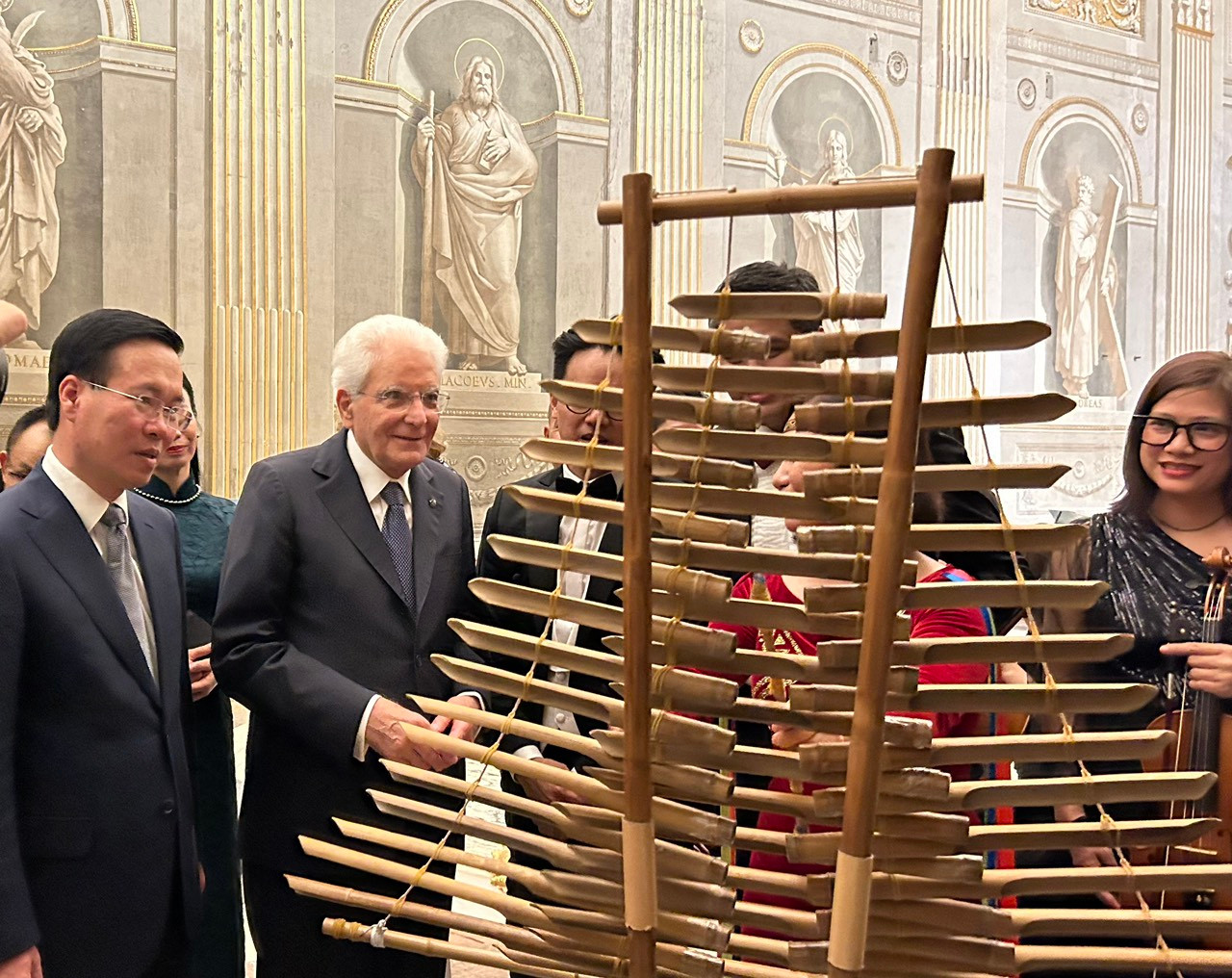 Nhạc trưởng Trần Nhật Mình và ca sĩ Khánh Ngọc biểu diễn tại phòng hòa nhạc Haydn-Saad.