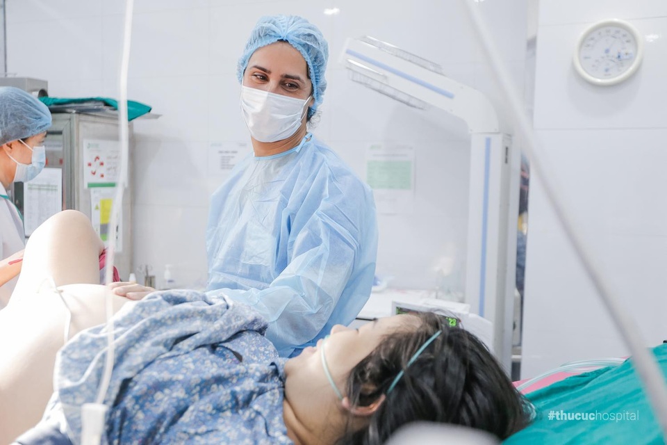 Trong suốt hành trình vượt cạn chị Giang được bác sĩ, điều dưỡng và hộ sinh bên cạnh động viên, chăm sóc