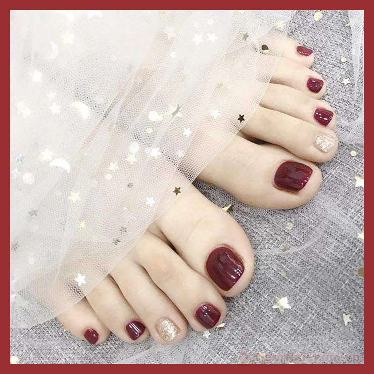 Mẫu nail chân màu đỏ mận đẹp