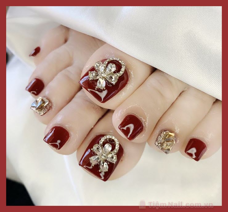 Mẫu móng chân đẹp màu đỏ đính đá hoa