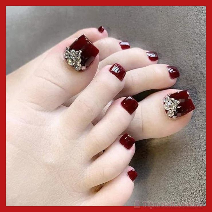 Mẫu móng chân đẹp màu đỏ rượu xinh