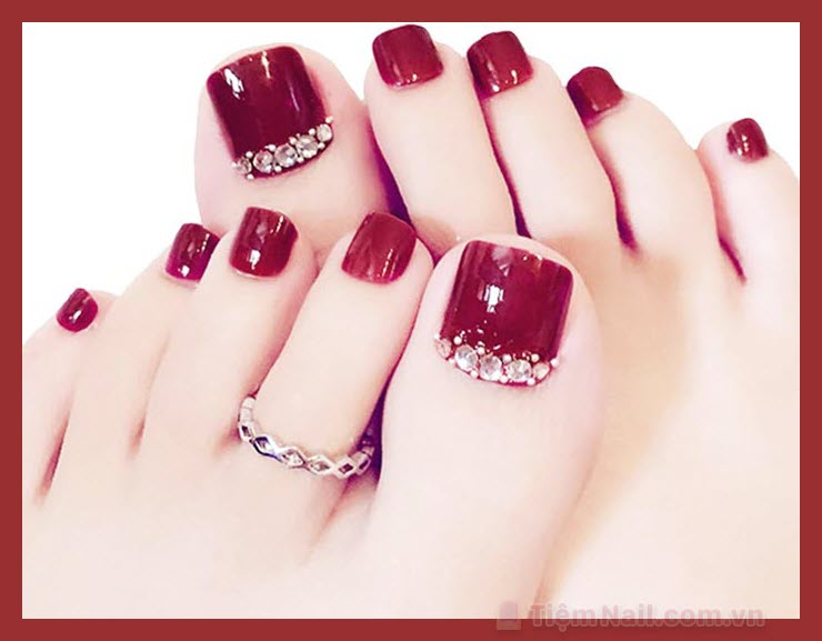 Mẫu móng chân đẹp màu đỏ ấn tượng nhất