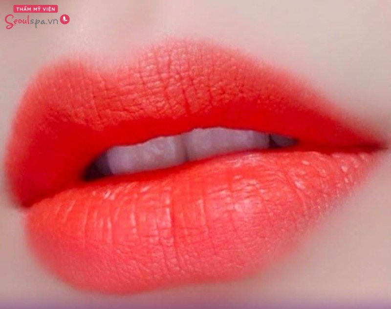 Phun môi collagen màu đỏ cam phù hợp với những người có làn da trắng sáng