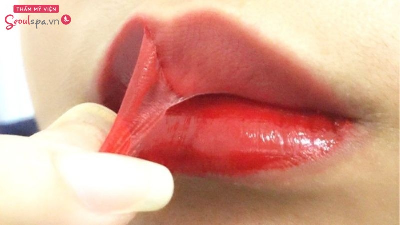 Màu phun môi đỏ cam không phù hợp với phụ nữ trung niên