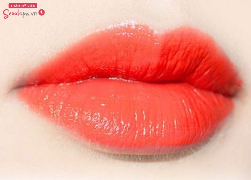 Màu phun môi collagen đỏ cam cháy giúp môi tươi tắn hơn
