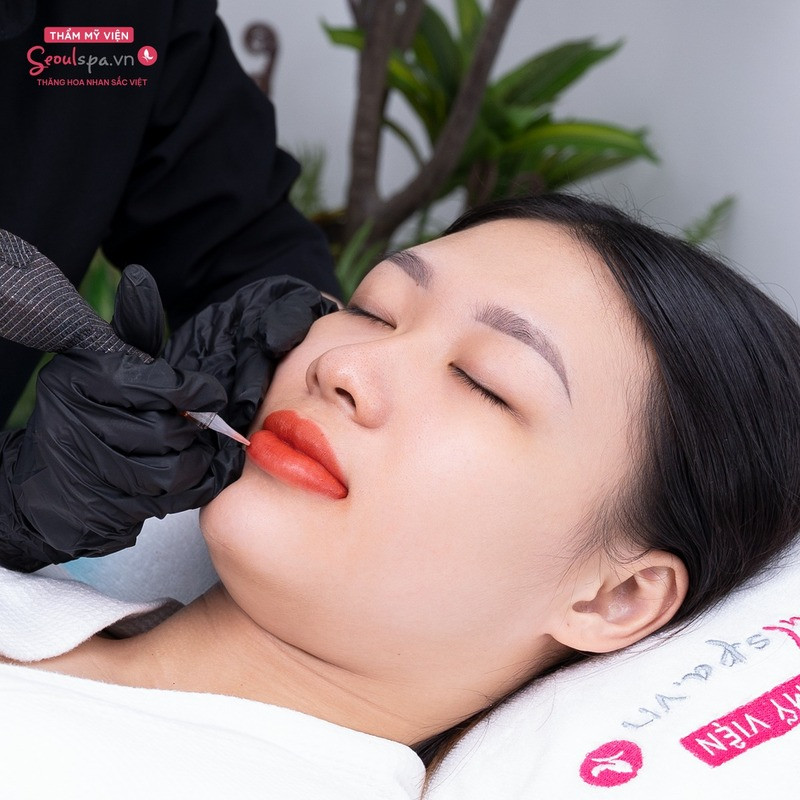 Màu phun môi đỏ cam ruby là một trong những tone màu thời thượng nhất hiện nay