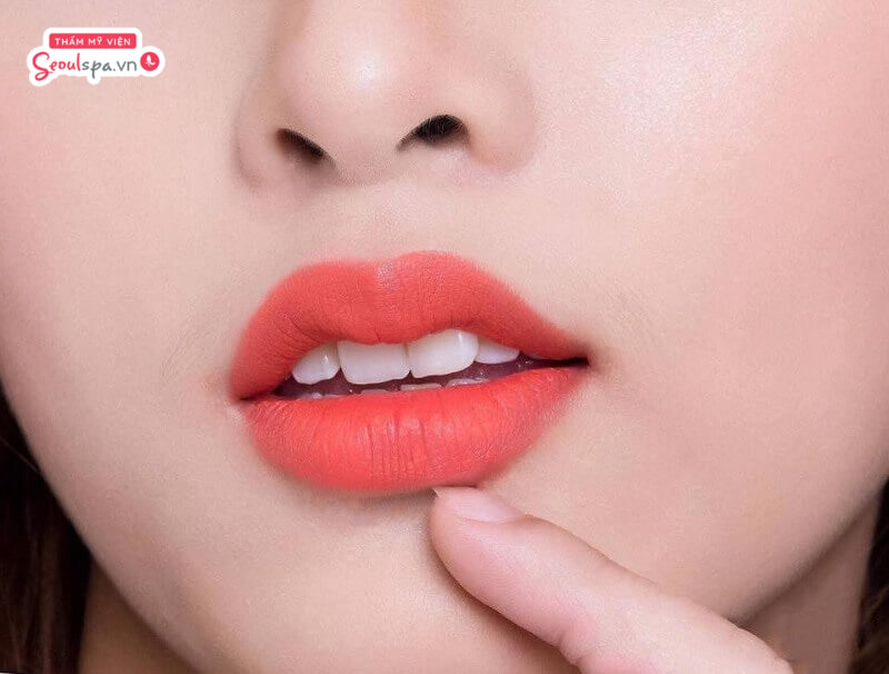 Luôn bảo vệ môi kỹ càng trước ánh nắng mặt trời và khói bụi ngoài môi trường sau phun xăm