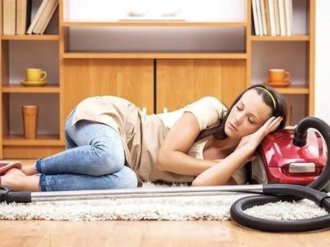 Giải thích ý nghĩa tục ngữ ‘Việc nhà thì nhác, việc chú bác thì siêng’ nói đến vấn đề nào?
