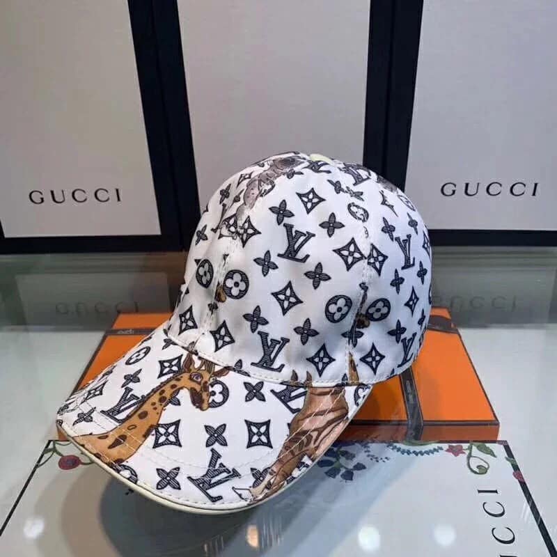 Mu nam Louis Vuitton trang hoa tiet huou