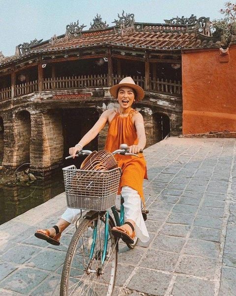 Outfit đi Huế - Đi thuyền, đi bộ nhiều