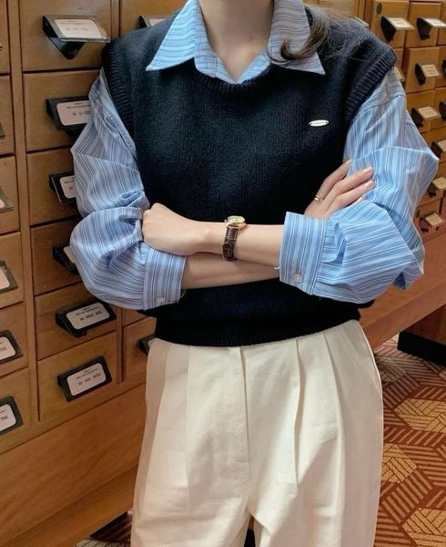 Outfit đi Huế - Set áo gile len mỏng diện cùng sơ mi và quần be