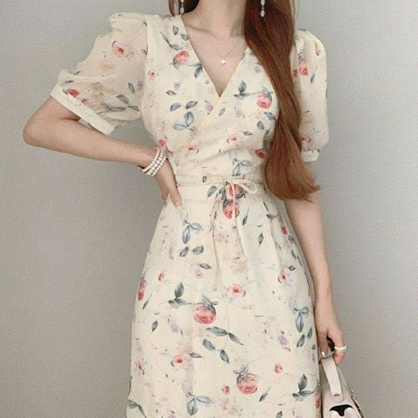 Outfit đi Huế - Đầm wrap hoa nhí kết hợp với giày mule gót thấp