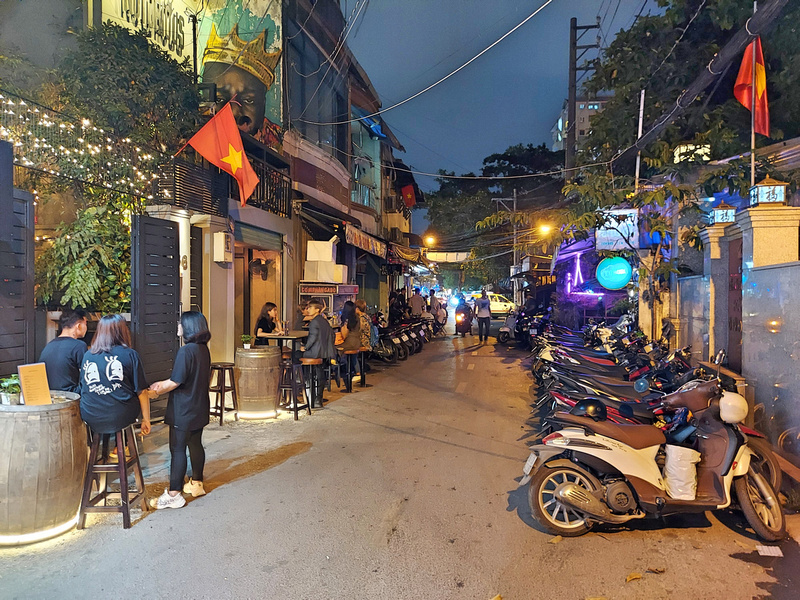 Pham Viet Chanh bar street