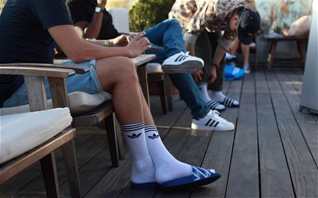 Hướng dẫn bạn cách phân biệt đâu là dép adidas chính hãng