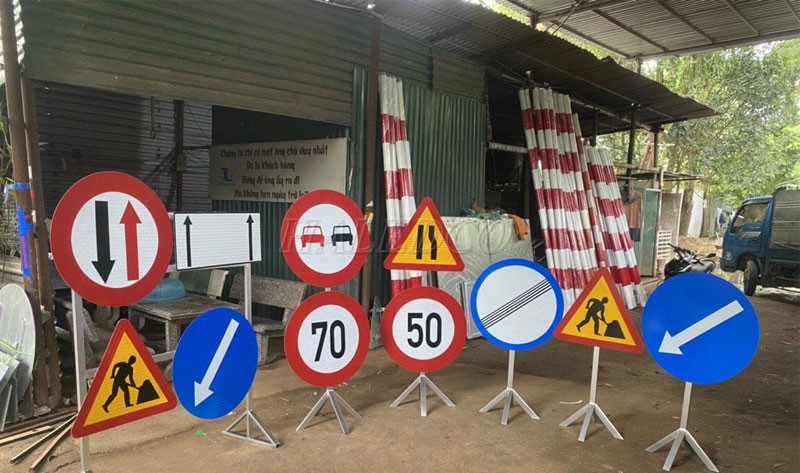 Ánh sáng phản quang trên biển báo đảm bảo an toàn giao thông