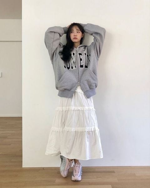 Công thức phối đồ với chân váy dài - hoodie trơn dáng ngắn