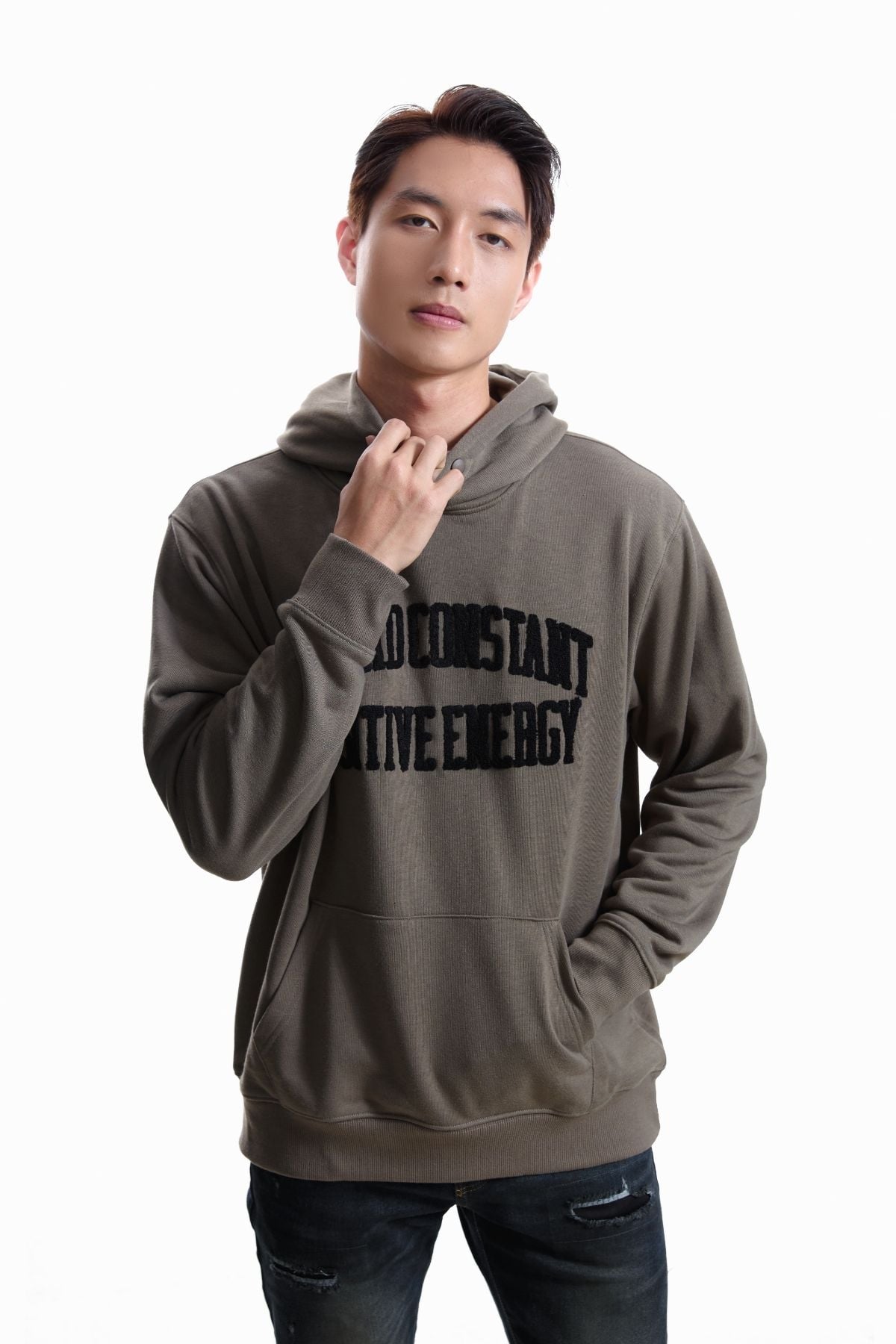 Quần jeans ống đứng với áo hoodie