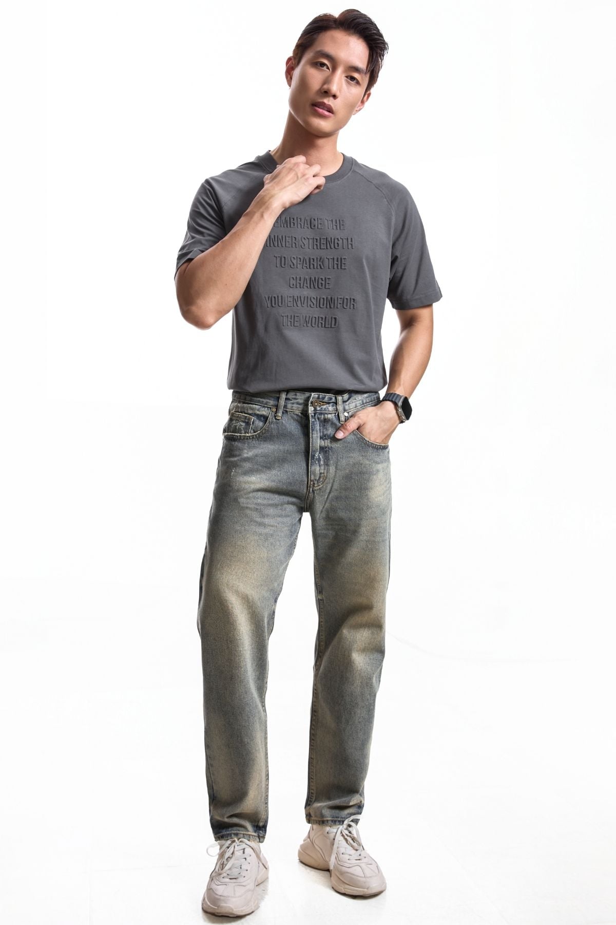 Quần jeans ống rộng với áo thun