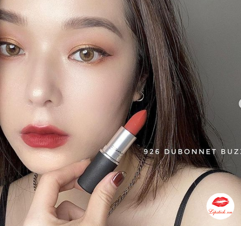 926-dubonnet-buzz-lipstick-powder-kiss2