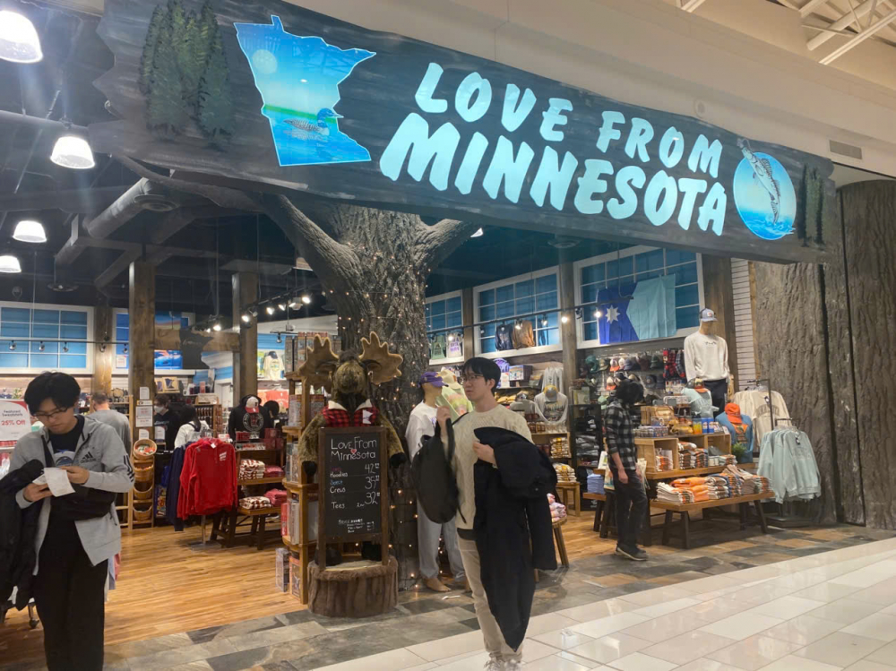 Lầu 2 của MOA còn có 2 cửa hàng chuyên bán đồ lưu niệm của Minnesota