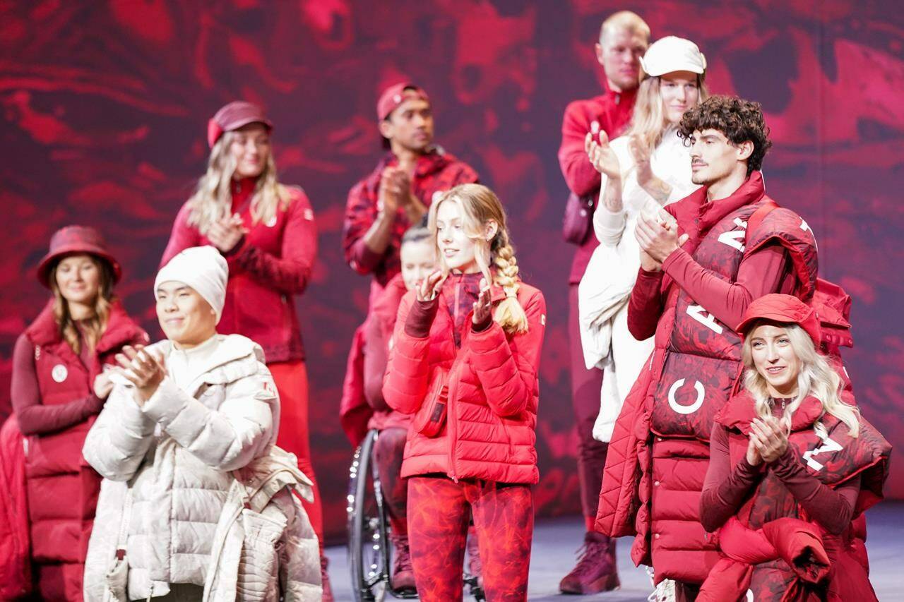 Đồng phục vận động viên cho đoàn thể thao Canada tại Olympic Bắc Kinh do Lululemon thiết kế.