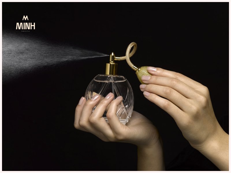 Xịt nước hoa đúng cách để lưu hương lâu