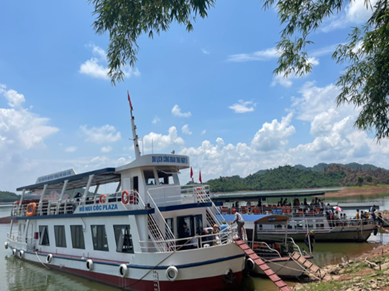 Thuê thuyền đi Hồ Núi Cốc